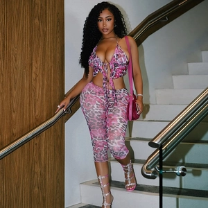 Dettaglio del set due pezzi leopardato rosa con top a schiena scoperta e pantaloni slim