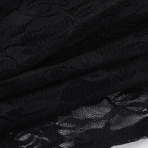 Dettaglio macro del delicato pizzo nero e strati di tulle con trame floreali fini