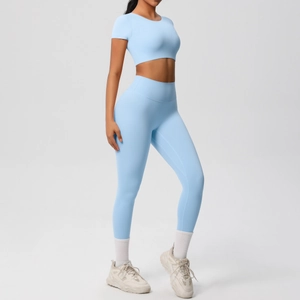 Détail du legging de yoga taille haute bleu clair et du haut à manches courtes