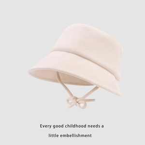 Vue détaillée du chapeau soleil pour enfants avec texture gaufrée et brides nouées