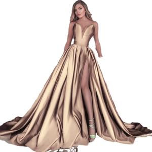 Detail van champagne goud satijnen jurk met diepe V-hals en elegante hoge zijsplit