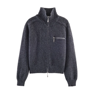 Dettaglio del cardigan in maglia grigio scuro con trama in lana e zip metalliche argento