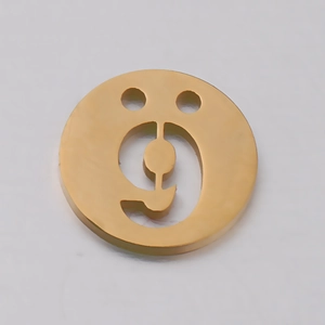 Vue macro d'un pendentif rond en acier inoxydable doré avec découpe de numéro