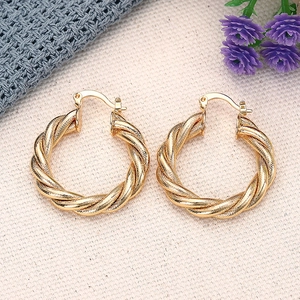 Goldene gedrehte Creolen mit klassischem Verschluss im minimalistischen Metall-Stil