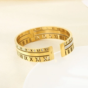 Bracelet jonc doré en acier inoxydable ajouré avec chiffres romains et strass blancs