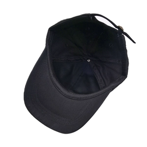 Innenansicht der schwarzen Baumwoll-Baseballkappe mit verstellbarem Riemen und Nähten