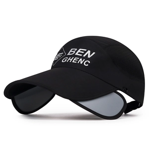 Cappello da sole per esterno con schermi laterali e rete traspirante in nero