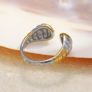 Bague tête de serpent minimaliste avec texture ondulée en finition or et argent