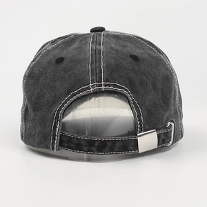 Vue détaillée de la casquette en denim délavé avec boucle en métal argenté et sangle réglable