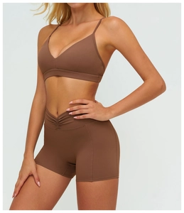 Détail du soutien-gorge de yoga marron chocolat avec col en V et dos en Y réglable