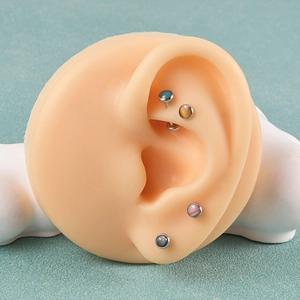 Set di quattro labret in acciaio inossidabile con inserti in pietra tonda colorata