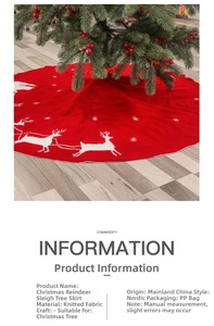 Détail du tapis de sapin de Noël tricoté rouge avec rennes blancs et flocons de neige