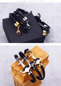 Détails du bracelet en cuir tressé avec breloques d'ancre, d'épée et fermoir métallique sûr