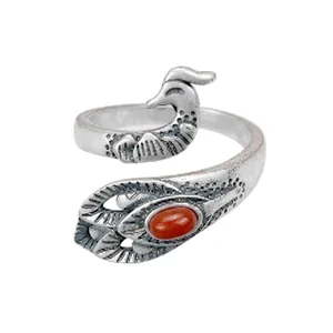 Vue macro détaillée de la bague paon vintage avec pierre rouge ovale et finition argent