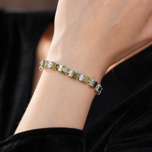 Primer plano de la pulsera de circón cuadrado verde oliva con acabado plateado y cristales