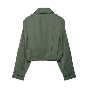 Detailansicht der Falten am Rücken und Ärmelbündchen dieser grünen Kurzjacke