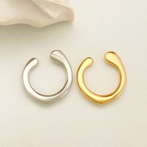 Ear cuff irregolari effetto lava oro e argento dal design organico minimalista