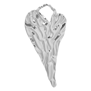 Détail d'un pendentif cœur en argent poli avec texture métal liquide pour bijoux DIY