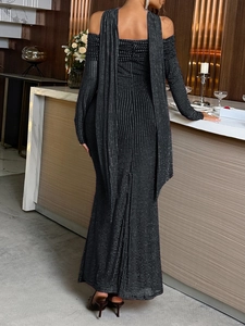Elegante abito da sera nero con paillettes, spalle scoperte e dettaglio drappeggiato sul retro