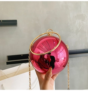 Borsa da sera sferica rosa con manico ad anello dorato e tracolla a catena metallica