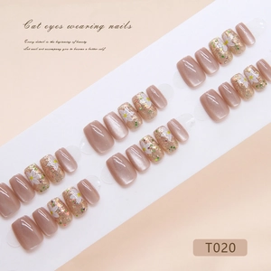 Unghie finte corte balletto cat-eye con decorazioni a margherita e glitter rosa nude