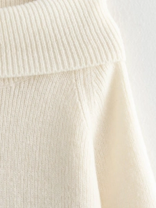 Détail de la texture en maille côtelée blanc cassé et de la couture de l'encolure