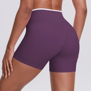 Détail du short de yoga taille haute violet foncé avec liseré blanc et effet sculptant