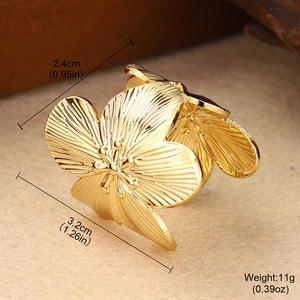Detaillierte Maße des goldenen Blumenrings: Breite 3,2 cm und Höhe 2,4 cm