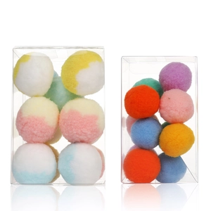 Palline di peluche colorate per gatti in scatole trasparenti con morbida texture