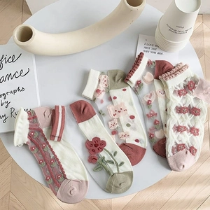 Flachbild von fünf Paar pastellfarbenen Baumwollsocken mit Blumen- und Herzbestickung