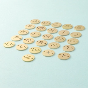 Lot de 26 breloques rondes A-Z en acier doré avec double perforation pour bijoux DIY
