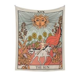Detailansicht des Sonnentarot-Wandteppichs mit hellgelber Sonne und Sonnenblumenmotiven