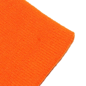 Gros plan détaillé sur la maille côtelée orange de ce bonnet d'hiver au style punk