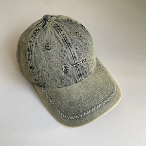 Detail der säuregewaschenen Denim Baseballkappe mit Zickzacknaht und Stickerei