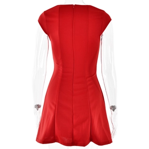 Détail du dos d'une robe rouge sans manches avec ourlet plissé et fermeture éclair cachée
