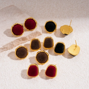 Vintage geometric velvet earrings with gold metal plating in burgundy and black