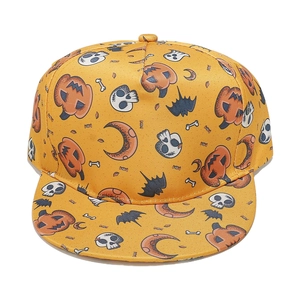 Detail van Halloween-pet met platte rand en prints van pompoenen en schedels