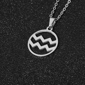 Collana segno zodiacale Acquario in argento lucido con ciondolo tondo e onde