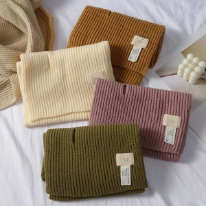 Dicker Strickschal in verschiedenen Farben wie Gelb und Olivgrün für Damen im Winter