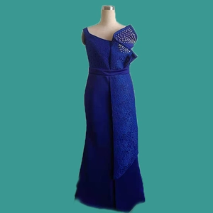 Detailansicht königsblaues Spitzenabendkleid mit Volants und Perlenstickerei-Verzierung
