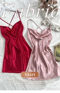 Nuisettes en satin avec col bénitier et dos croisé en rouge et rose, vue à plat