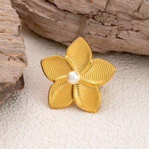 Exquisite 18K gold-plated flower ring with a center pearl on natural wooden base