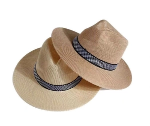 Détail de deux chapeaux de paille beige empilés avec ruban tressé noir et blanc