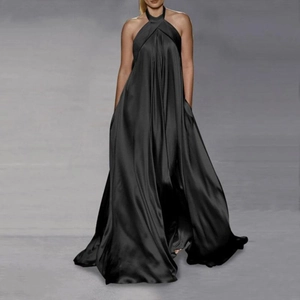 Robe longue élégante en satin noir avec dos nu et une coupe évasée à large ourlet fluide
