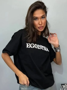 Λεπτομέρεια του λευκού EGOISTKA σε μαύρο oversize T-shirt από καθαρό βαμβάκι