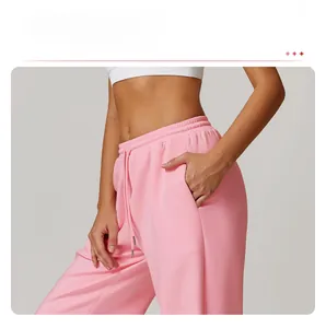Detail einer pinkfarbenen Jogginghose mit Seitentaschen und Kordelzug am elastischen Bund