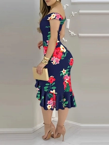 Seitenansicht des dunkelblauen Blumenkleides mit schulterfreiem Meerjungfrau-Saum