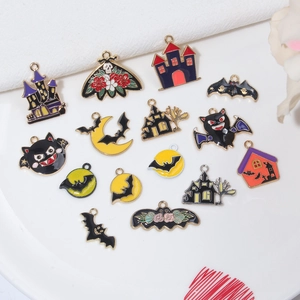 Détail de breloques d'Halloween en émail avec motifs de chauve-souris et lune