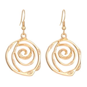 Vue détaillée de boucles d'oreilles fleurs en spirale dorées avec design en fil poli sur fond blanc