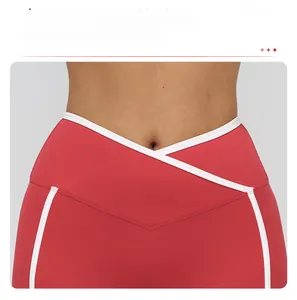 Dettaglio della vita alta a V dei leggings da yoga con bordi a contrasto bianchi
